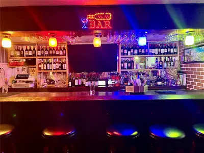 Established Restaurant and Lounge with Turnkey Operations