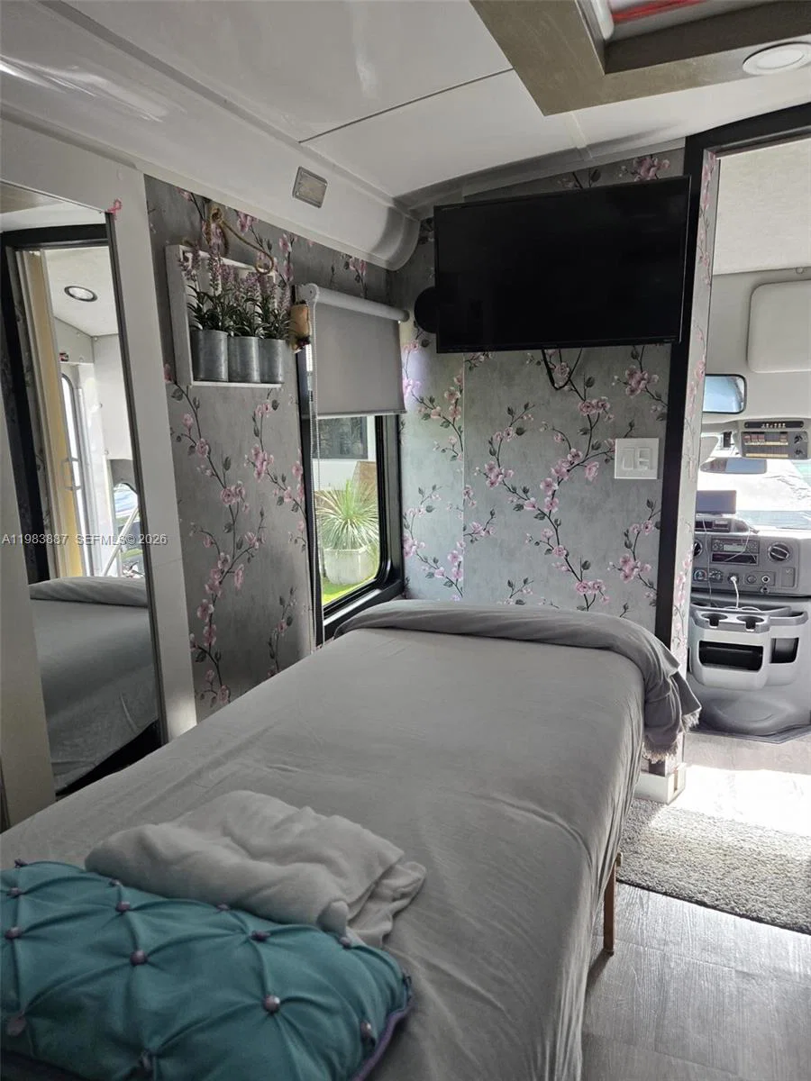 Turnkey Mobile Med Spa Bus with Essential Equipment