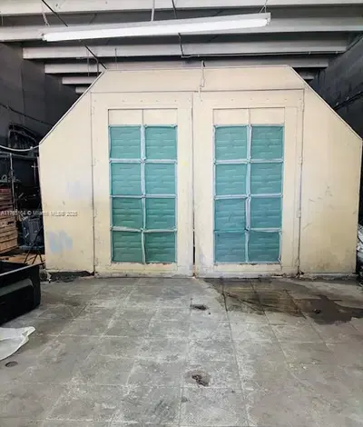 Established Auto Body Shop with Essential Equipment