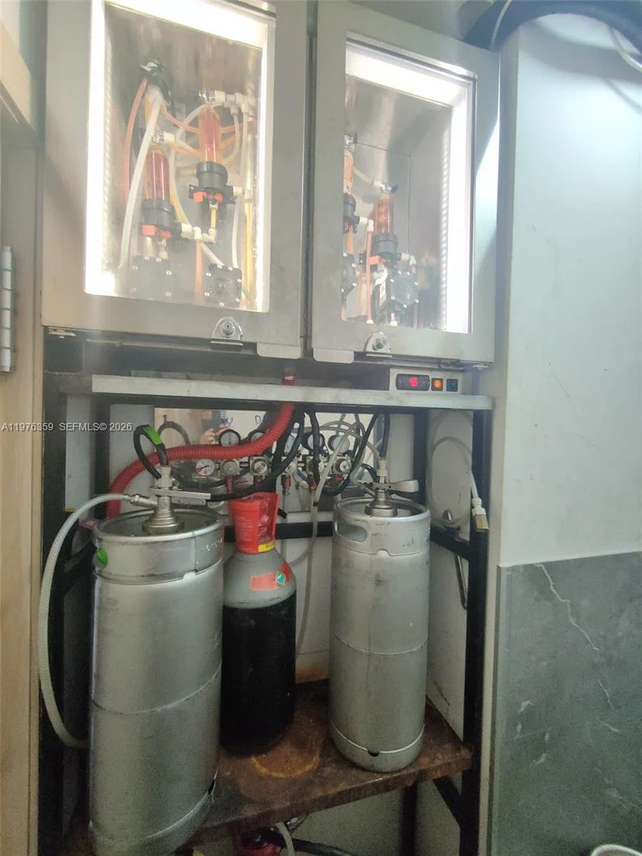 Established Restaurant and Bar with Real Estate and Full Liquor License