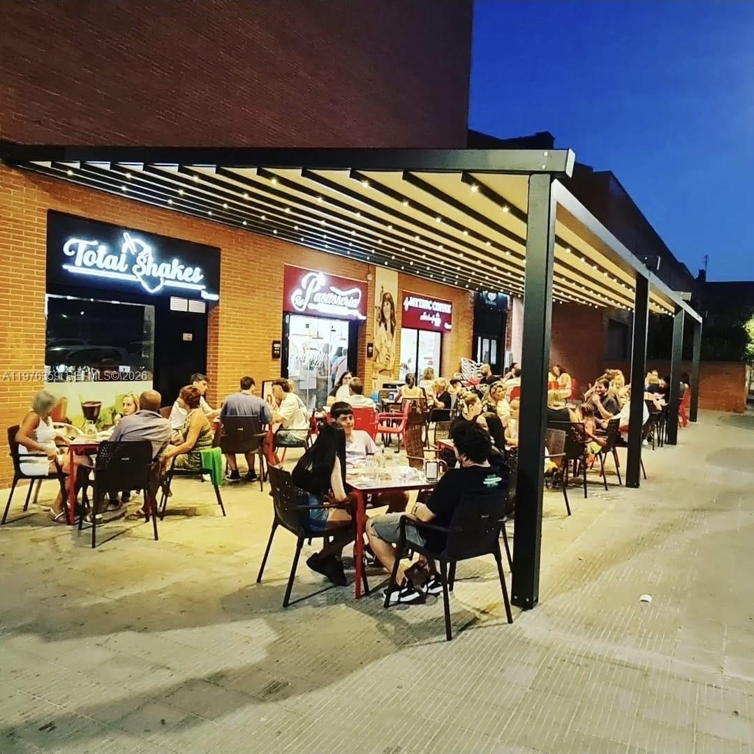 Established Restaurant and Bar with Real Estate and Full Liquor License