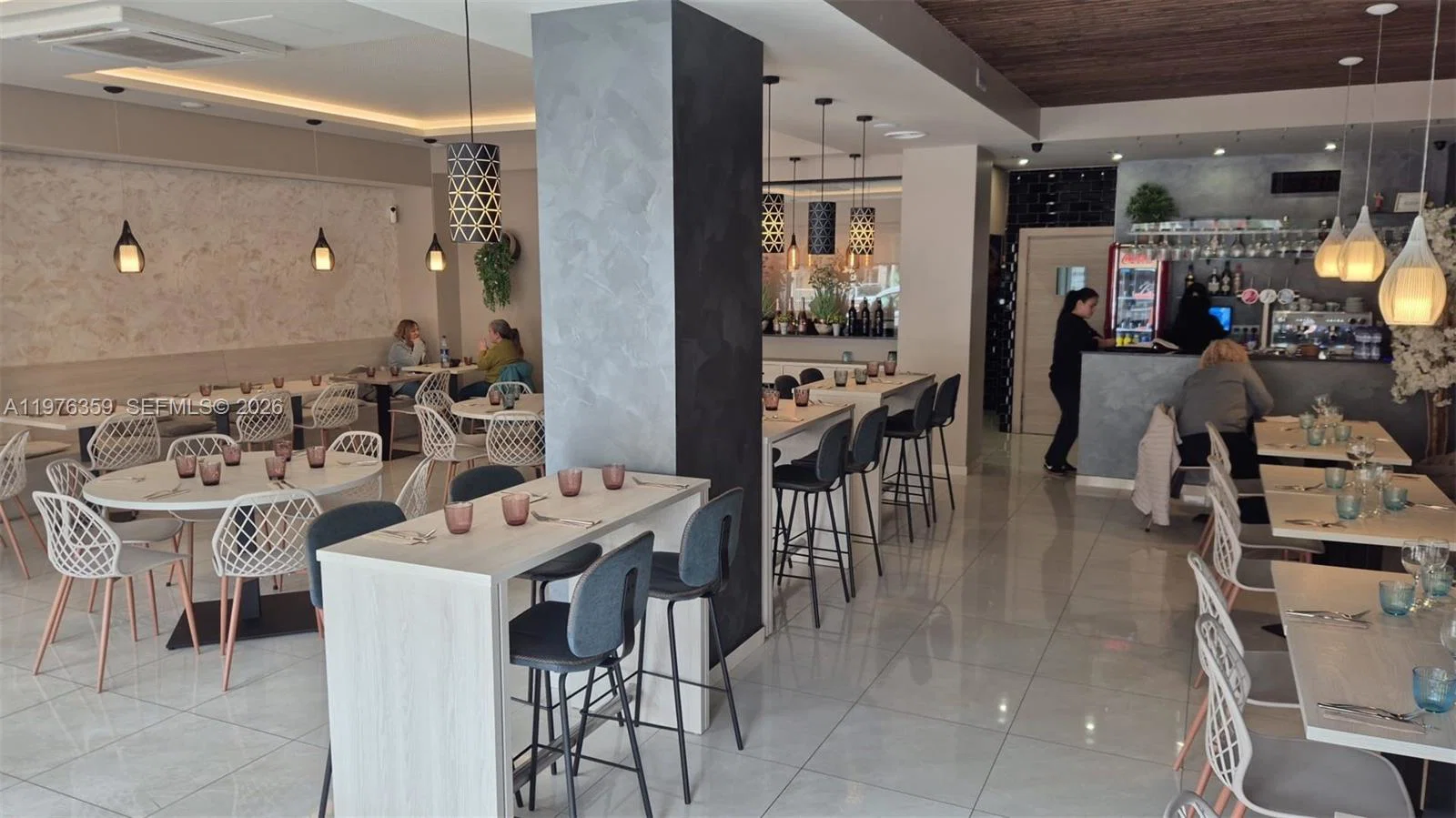 Established Restaurant and Bar with Real Estate and Full Liquor License