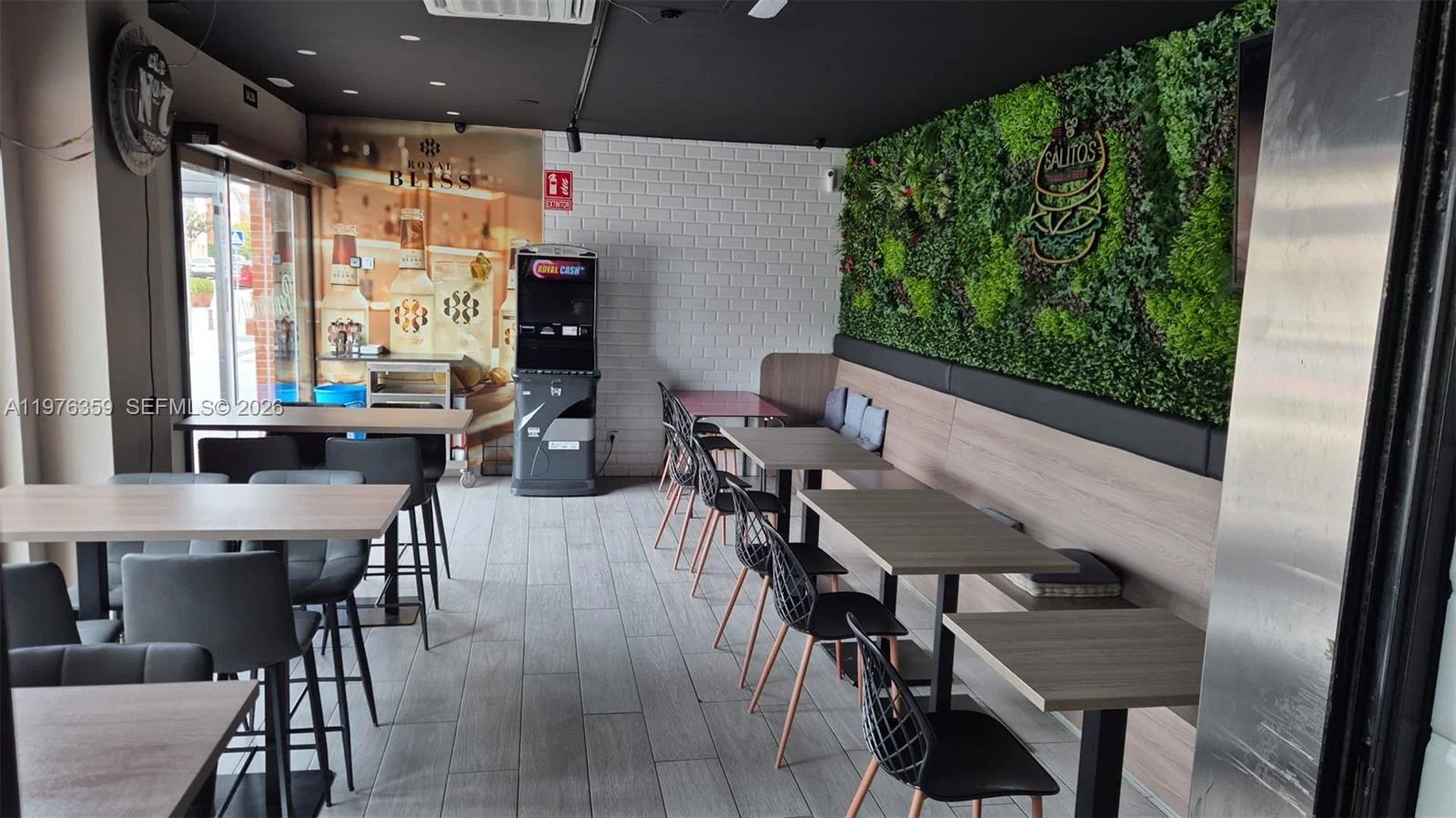 Established Restaurant and Bar with Real Estate and Full Liquor License