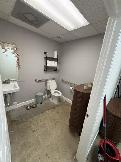 Profitable Pet Grooming Business with High Traffic Location
