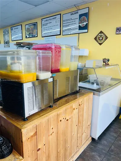 Established Cafe and Bakery with Loyal Customer Base