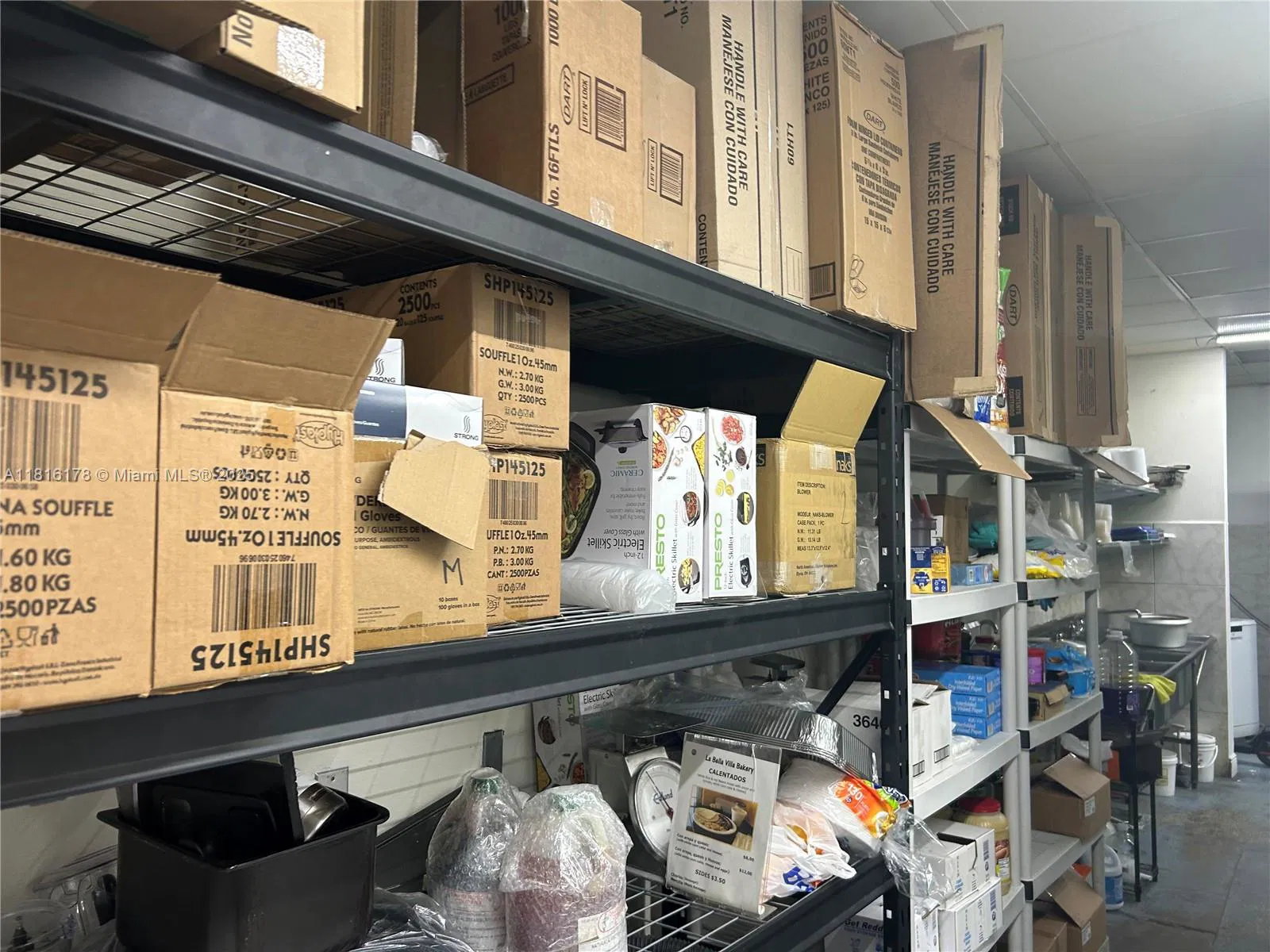 Established Cafe and Bakery with Loyal Customer Base