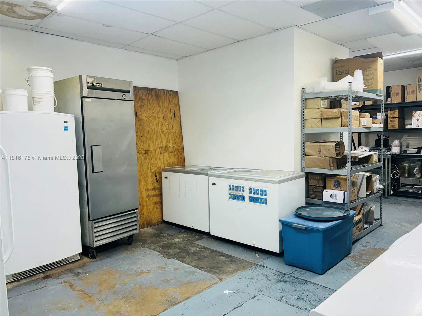 Established Cafe and Bakery with Loyal Customer Base