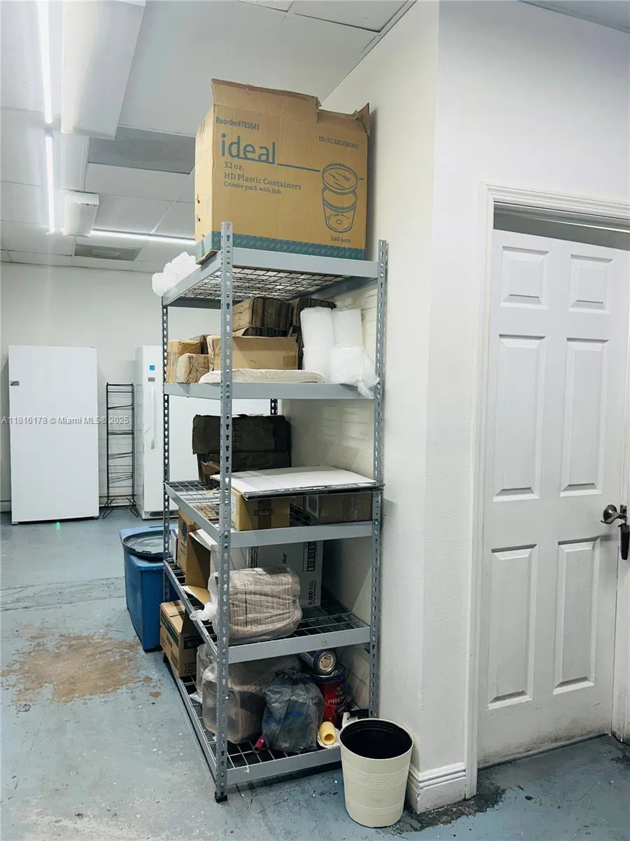 Established Cafe and Bakery with Loyal Customer Base