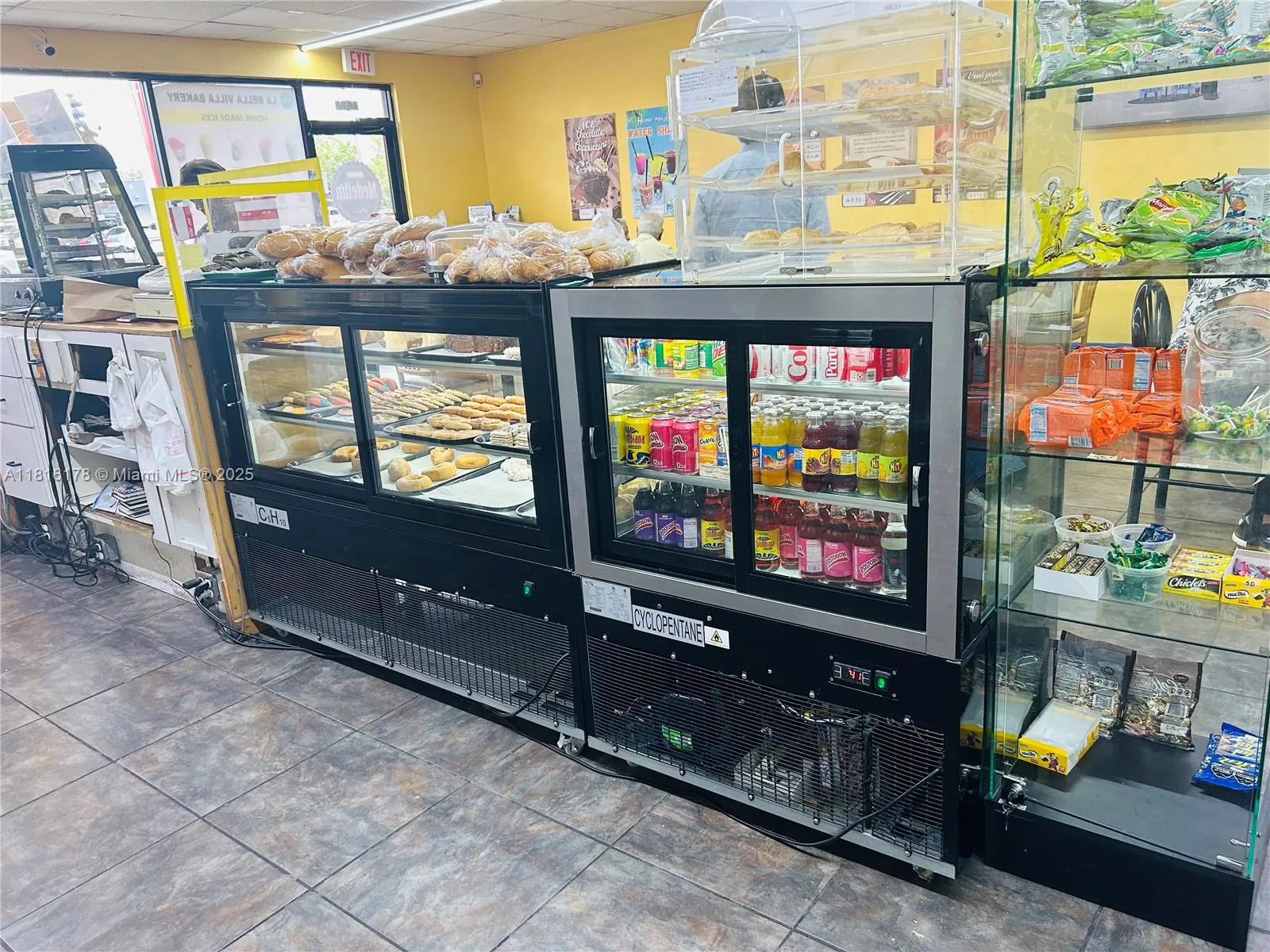 Established Cafe and Bakery with Loyal Customer Base