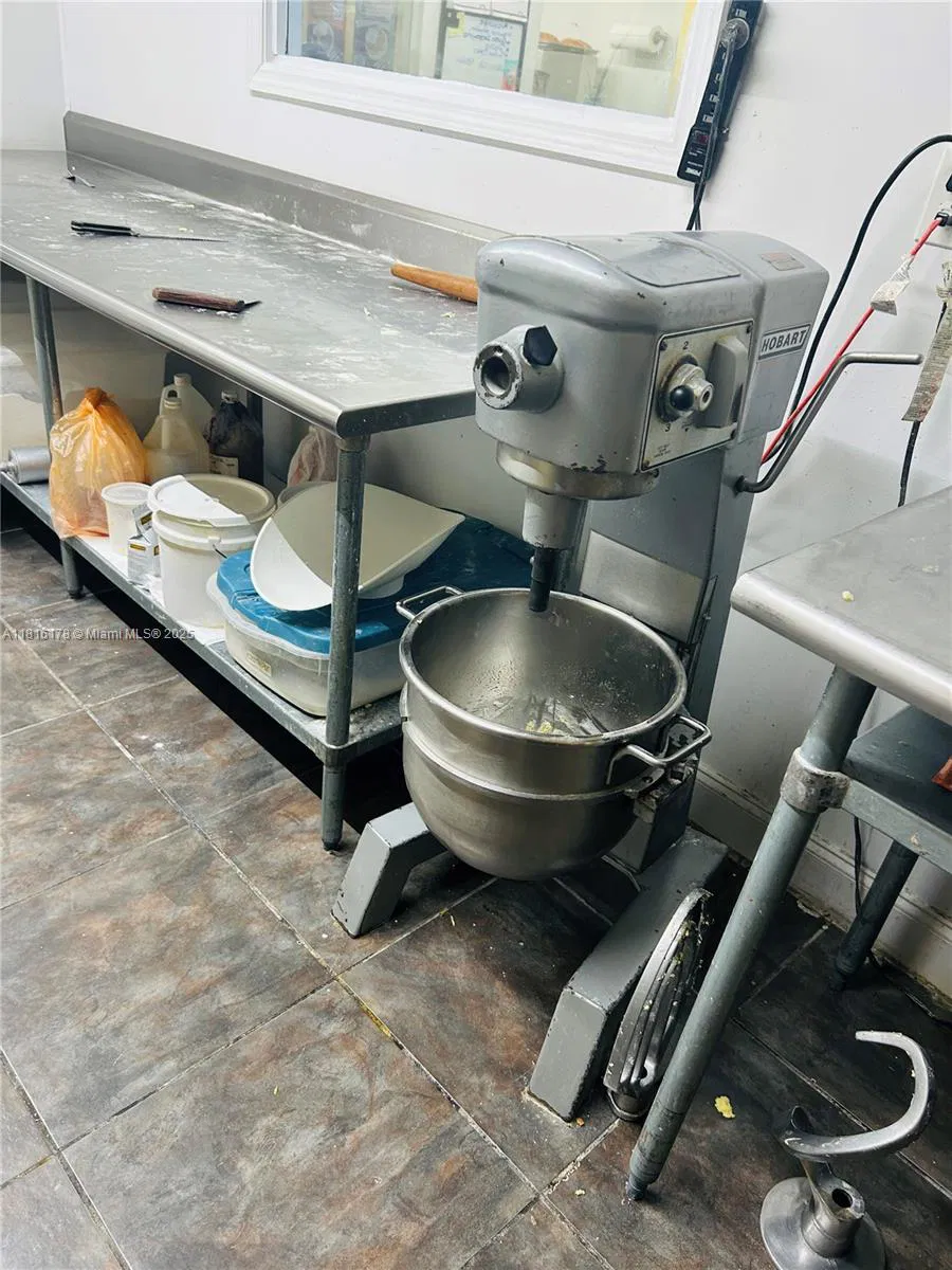 Established Cafe and Bakery with Loyal Customer Base