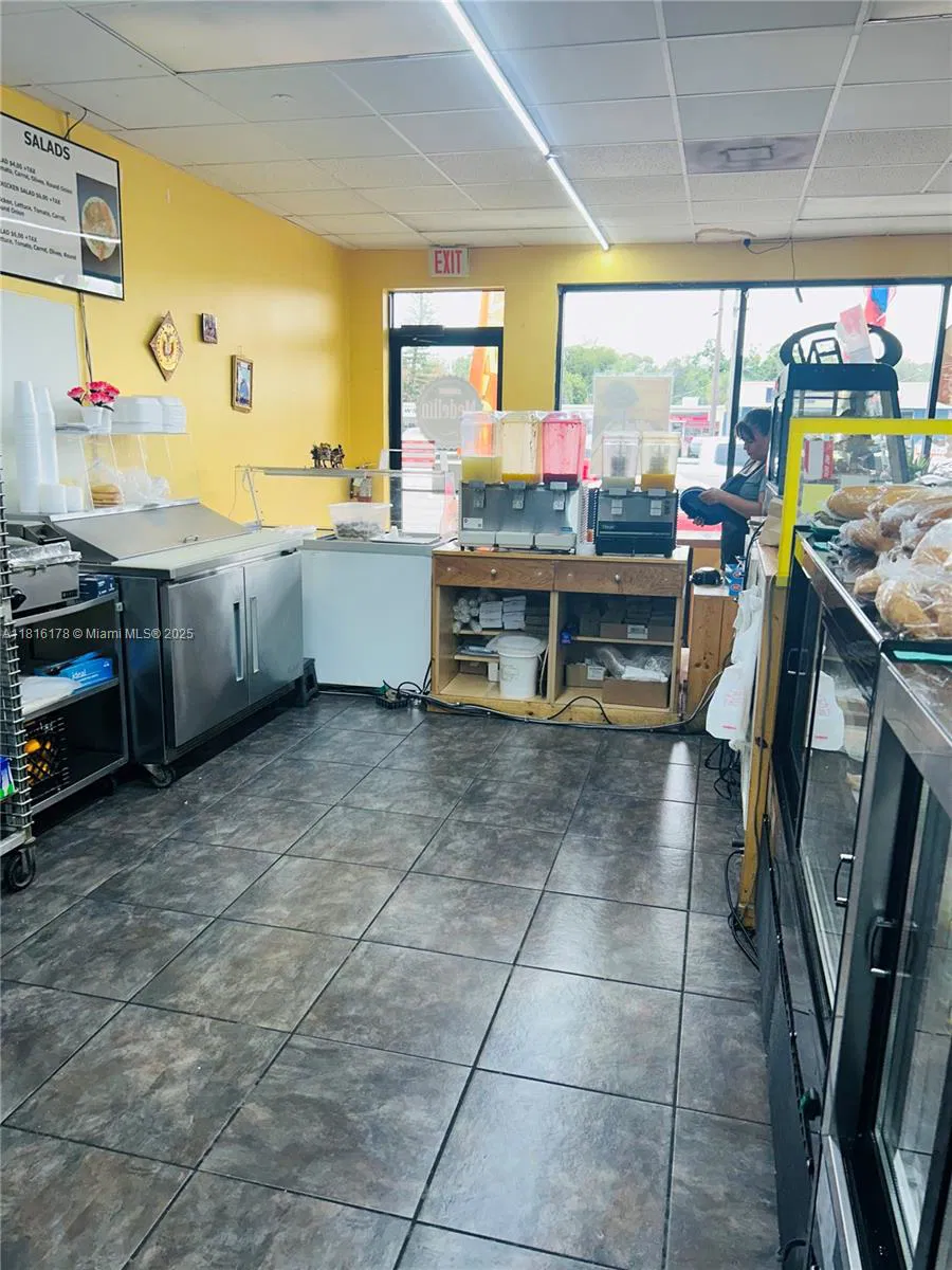 Established Cafe and Bakery with Loyal Customer Base