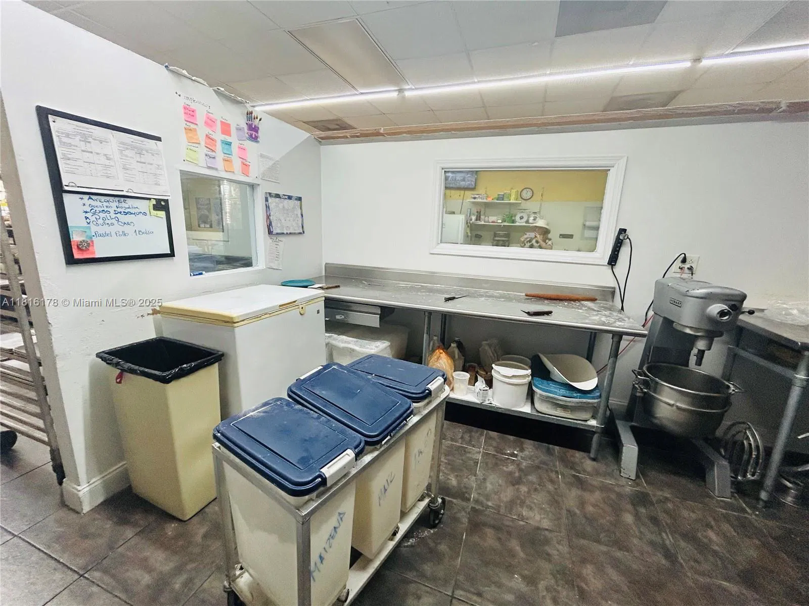 Established Cafe and Bakery with Loyal Customer Base