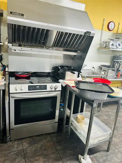 Established Cafe and Bakery with Loyal Customer Base