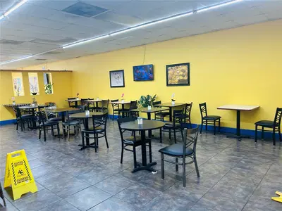 Established Cafe and Bakery with Loyal Customer Base