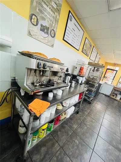 Established Cafe and Bakery with Loyal Customer Base