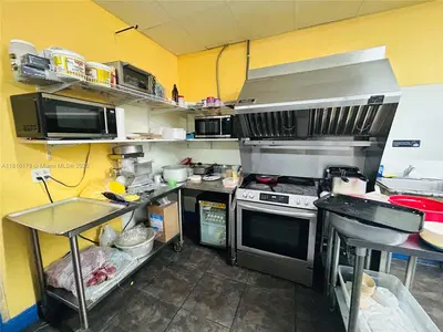 Established Cafe and Bakery with Loyal Customer Base