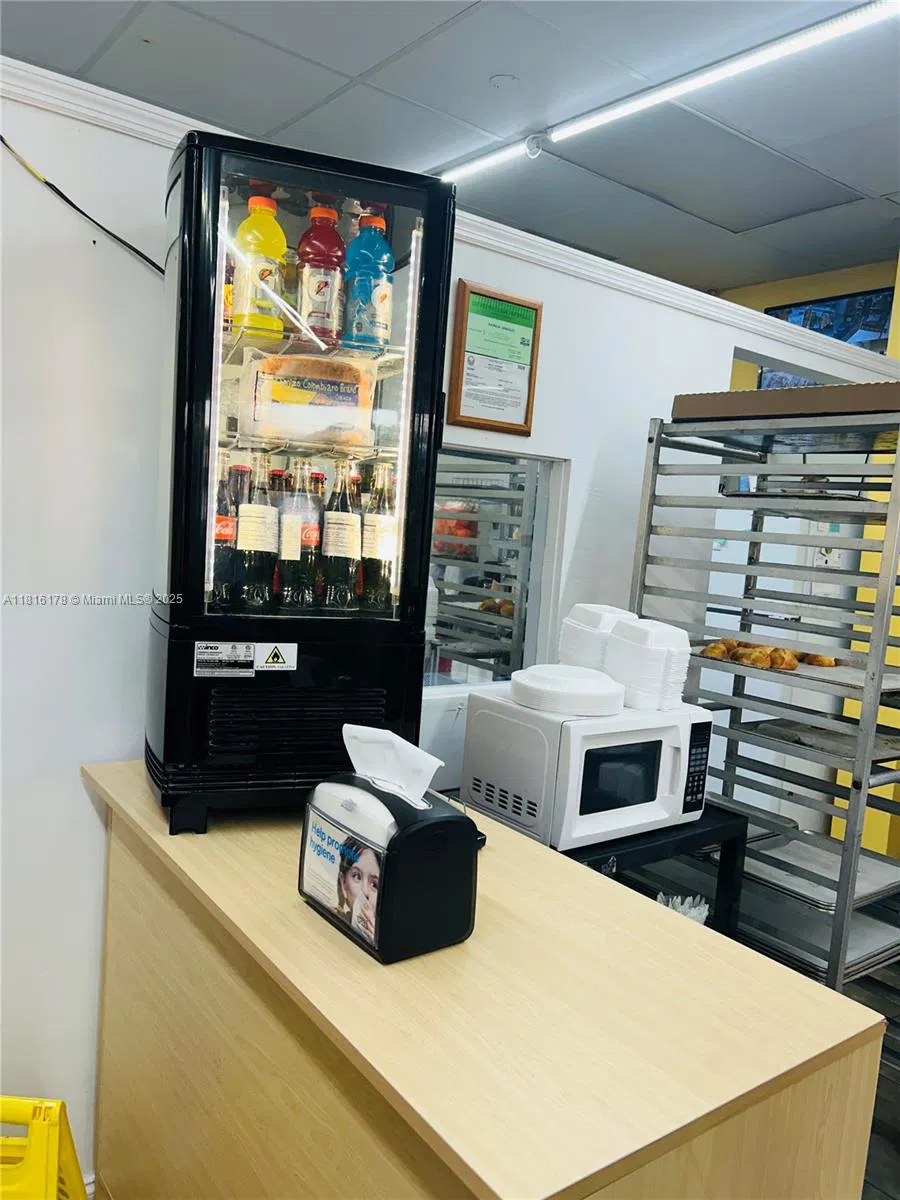 Established Cafe and Bakery with Loyal Customer Base