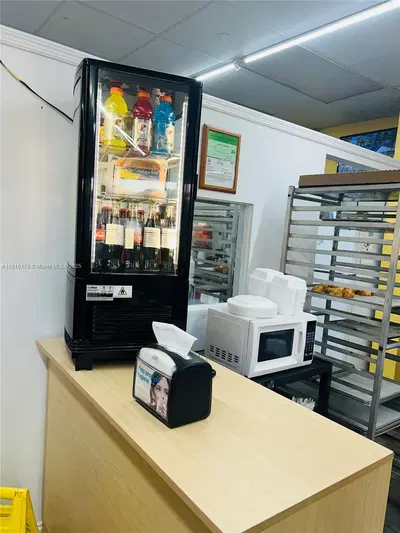 Established Cafe and Bakery with Loyal Customer Base