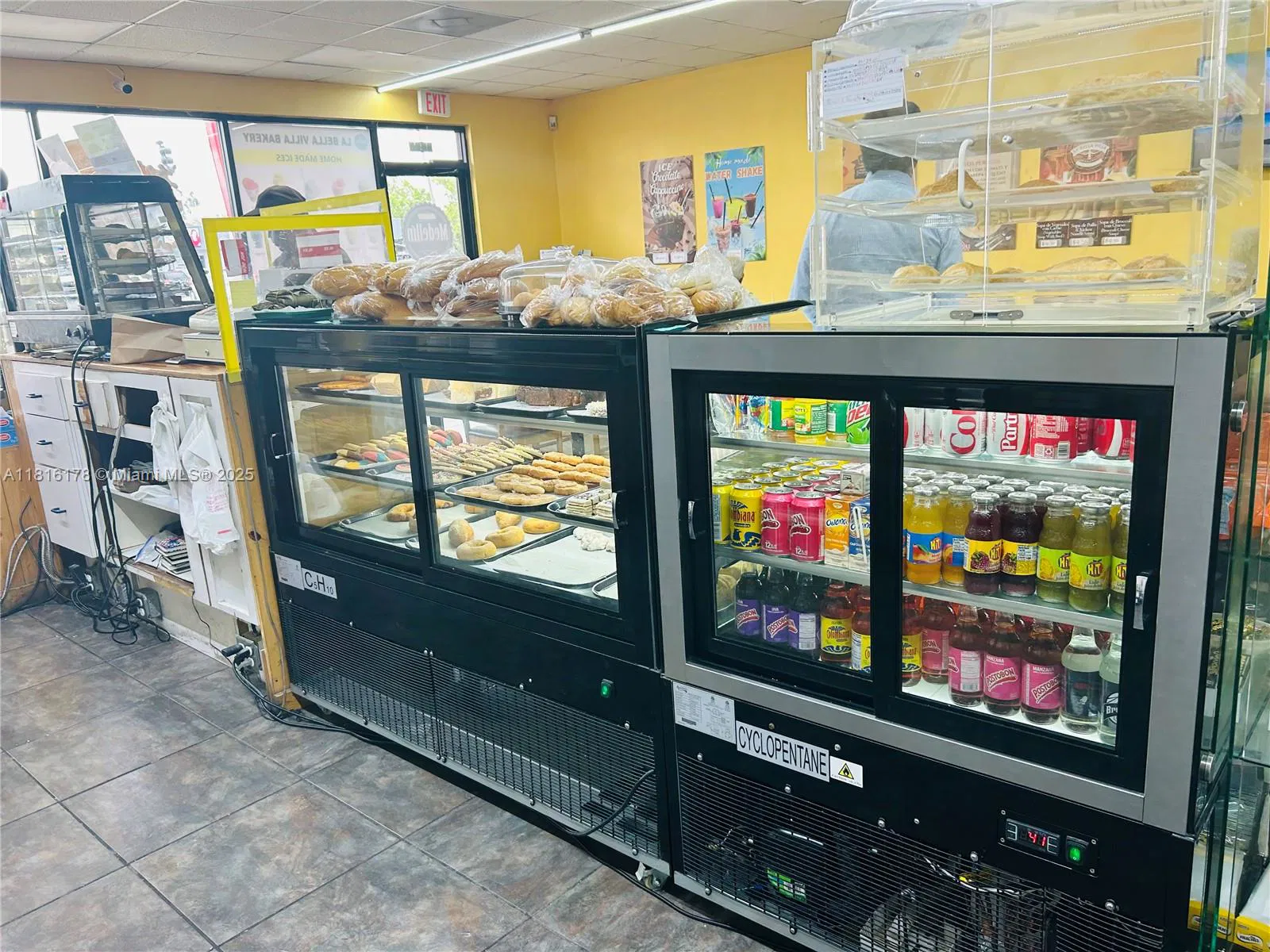 Established Cafe and Bakery with Loyal Customer Base