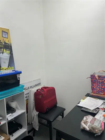 Established Cafe and Bakery with Loyal Customer Base