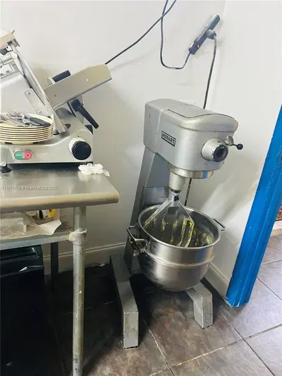 Established Cafe and Bakery with Loyal Customer Base