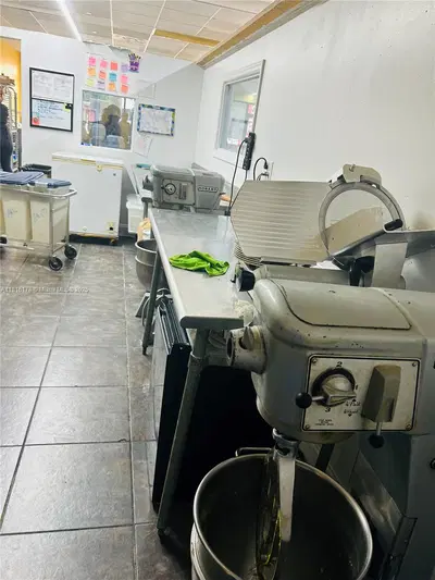 Established Cafe and Bakery with Loyal Customer Base