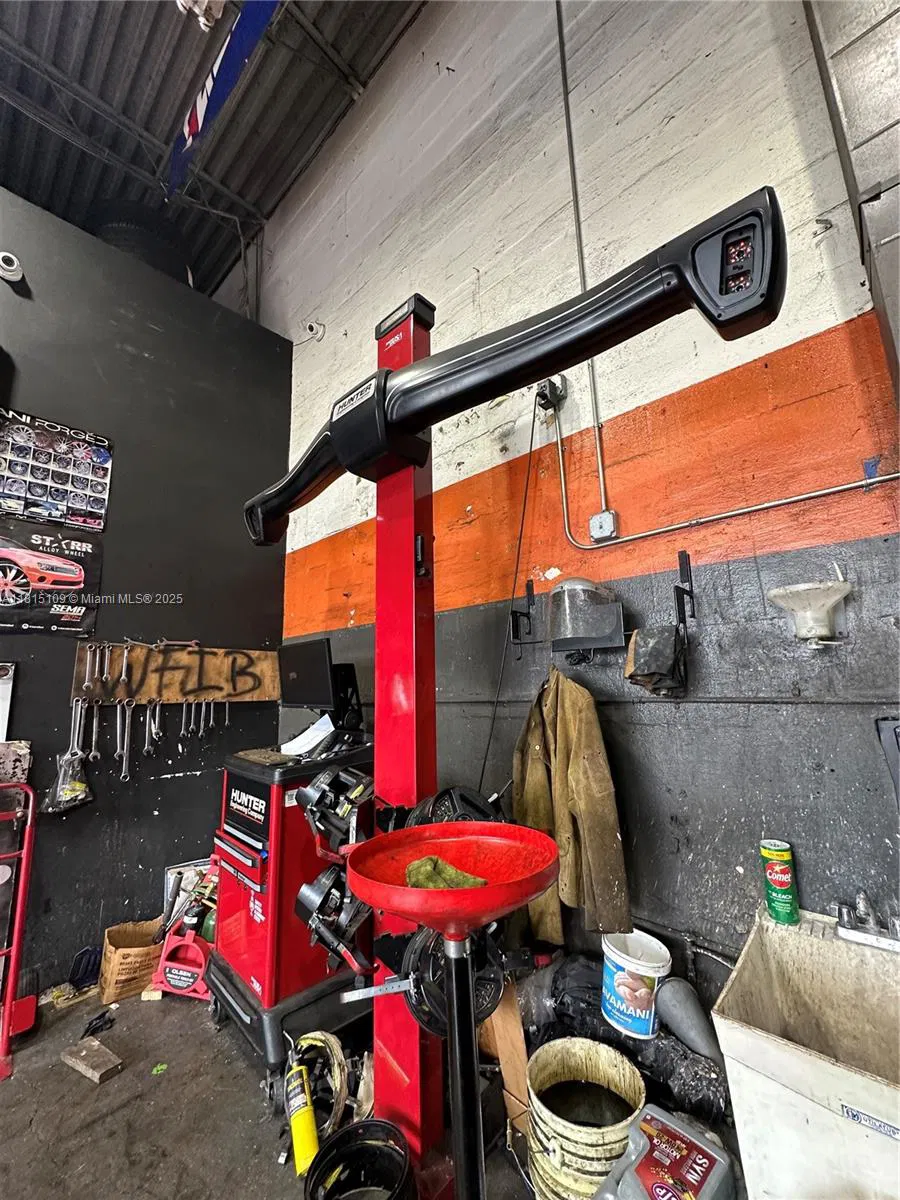 Established Auto Detailing Studio with Customization Capabilities