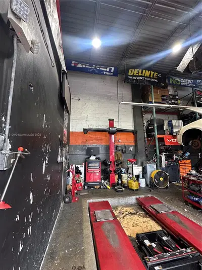 Established Auto Detailing Studio with Customization Capabilities