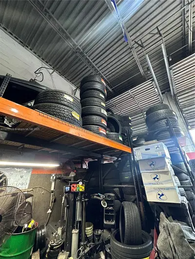 Established Auto Detailing Studio with Customization Capabilities