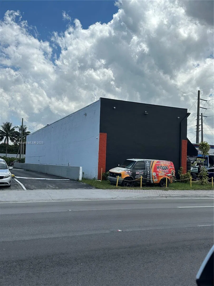 Established Auto Detailing Studio with Customization Capabilities