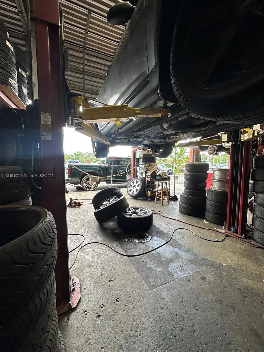 Established Auto Detailing Studio with Customization Capabilities