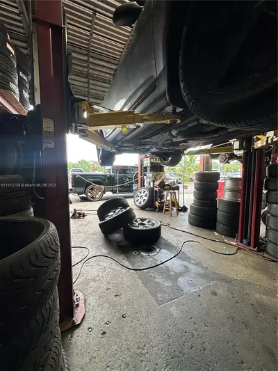 Established Auto Detailing Studio with Customization Capabilities