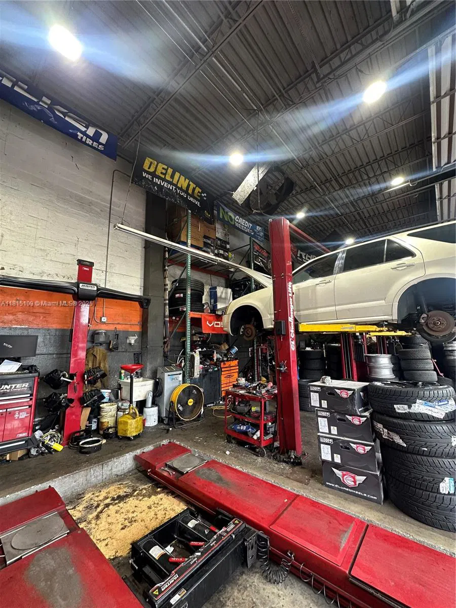 Established Auto Detailing Studio with Customization Capabilities