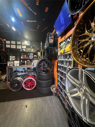 Established Auto Detailing Studio with Customization Capabilities