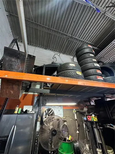 Established Auto Detailing Studio with Customization Capabilities