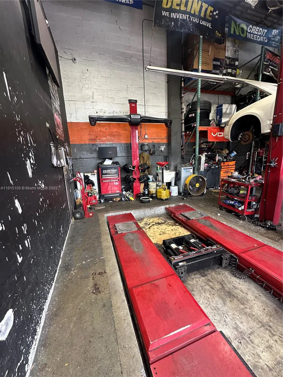 Established Auto Detailing Studio with Customization Capabilities