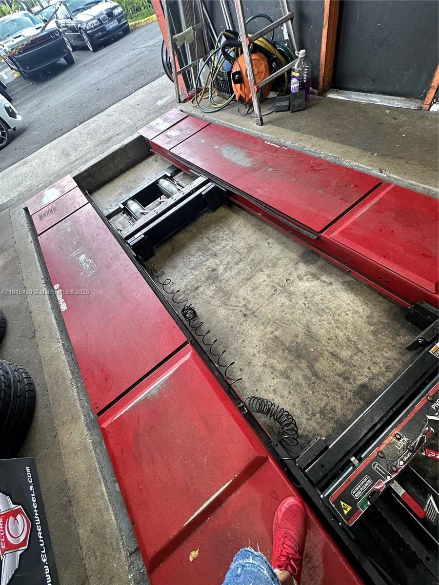 Established Auto Detailing Studio with Customization Capabilities