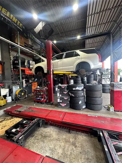 Established Auto Detailing Studio with Customization Capabilities