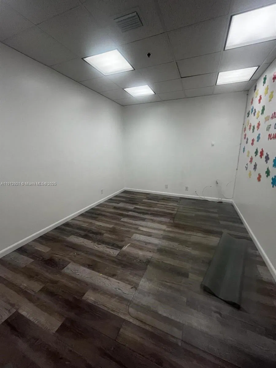 Turnkey Flexible Workspace Solution with All Utilities Included