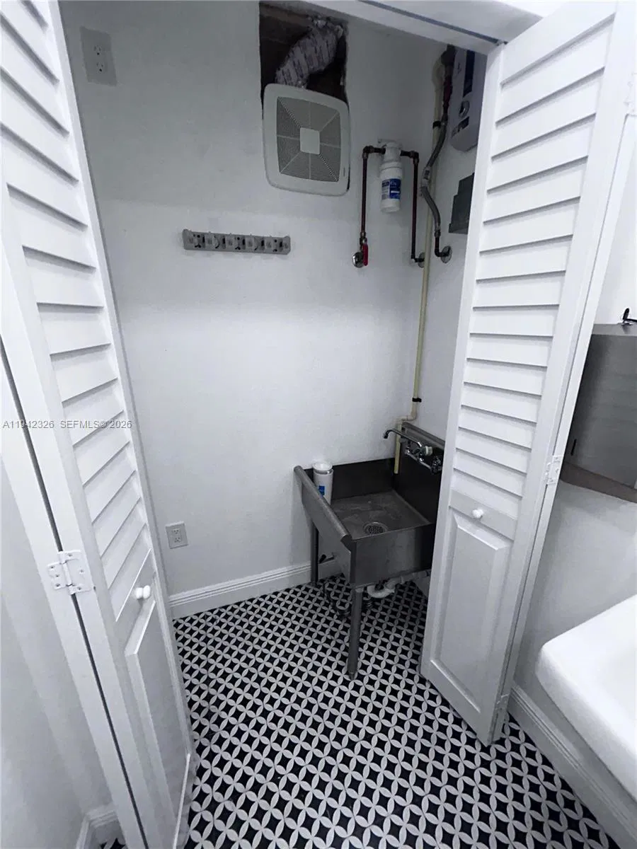 Prime Commercial Space with High Traffic Location