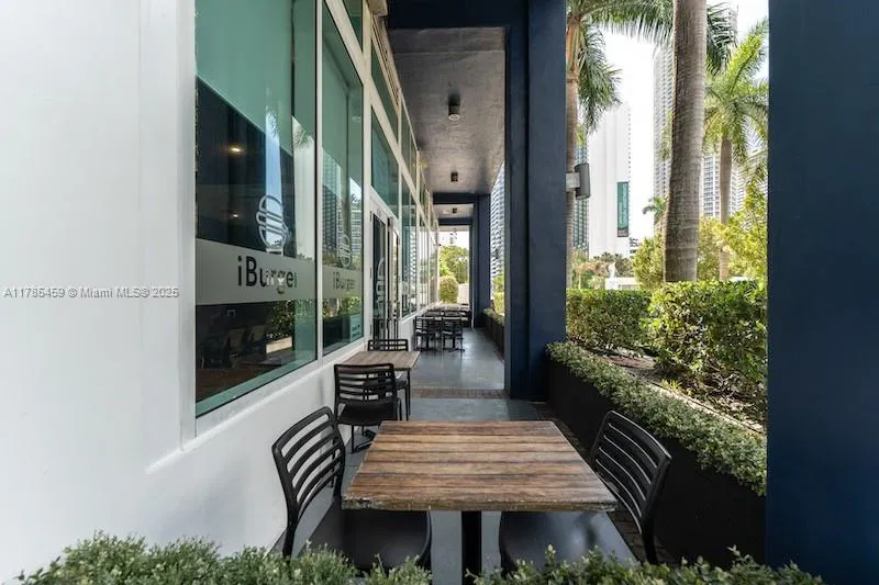 Stylish Restaurant with Prime Location