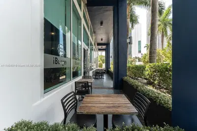 Stylish Restaurant with Prime Location