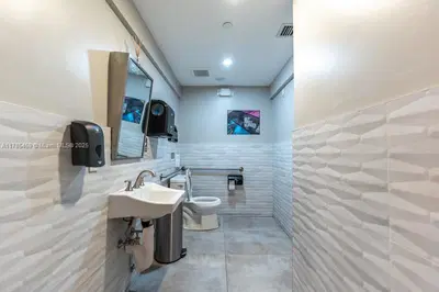 Stylish Restaurant with Prime Location