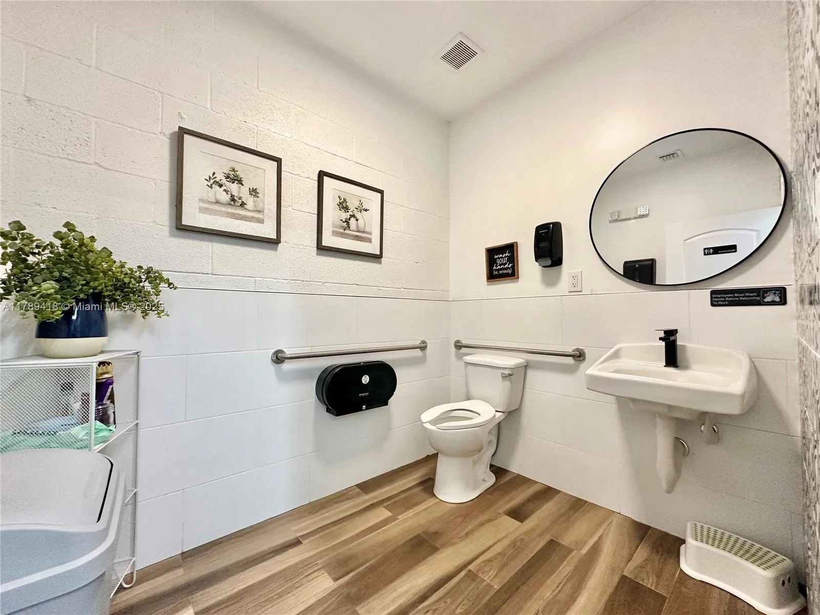 Turnkey Pharmacy with Established Customer Base