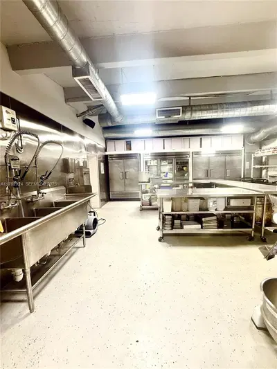 Thriving Fast Casual Restaurant with Loyal Customer Base