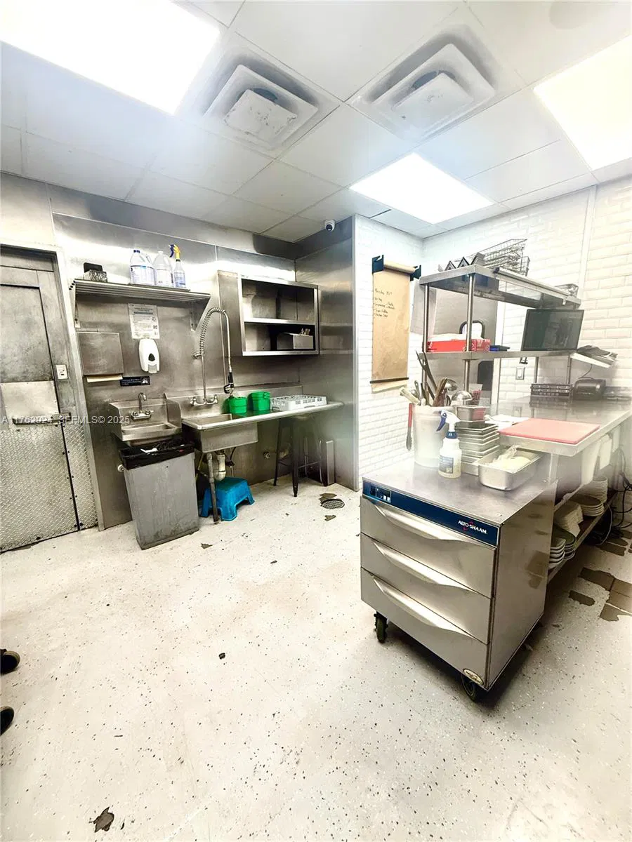 Thriving Fast Casual Restaurant with Loyal Customer Base