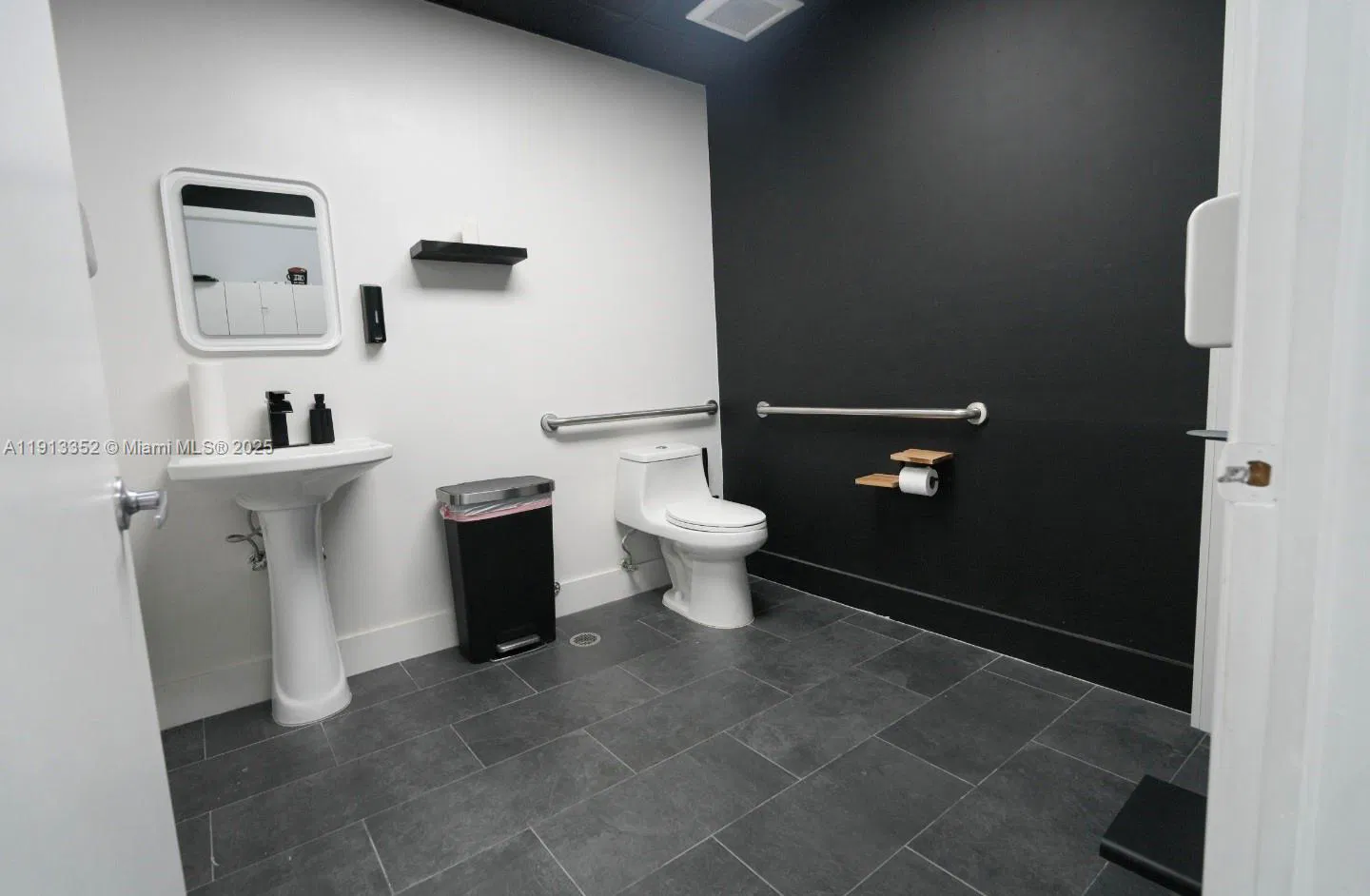 Thriving Hair Salon with Turnkey Operations