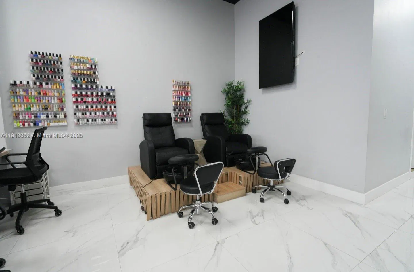 Thriving Hair Salon with Turnkey Operations