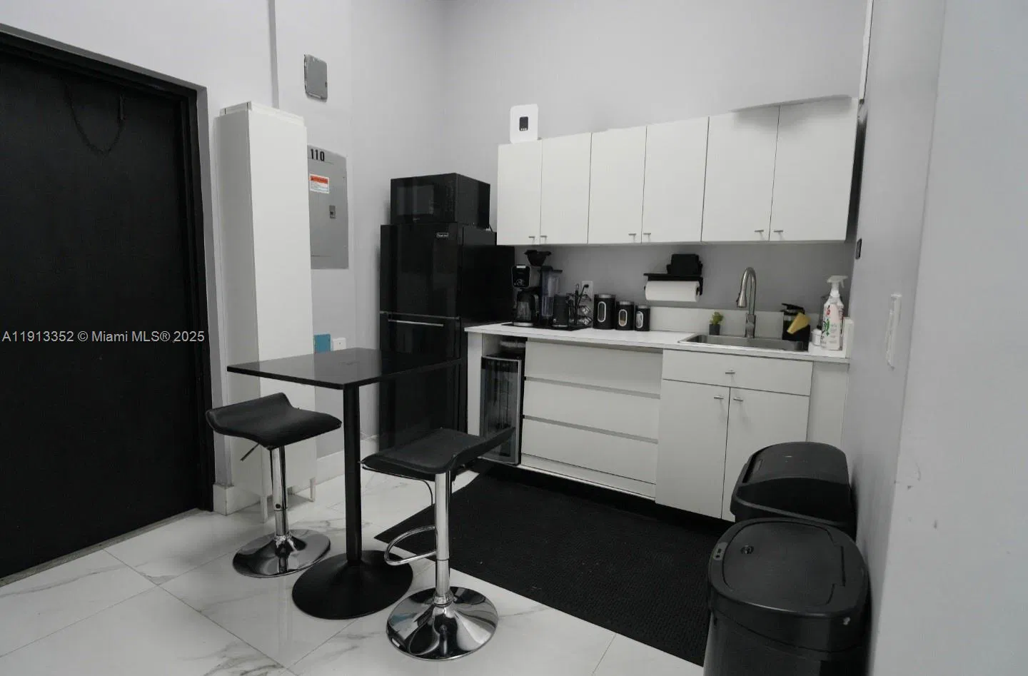 Thriving Hair Salon with Turnkey Operations