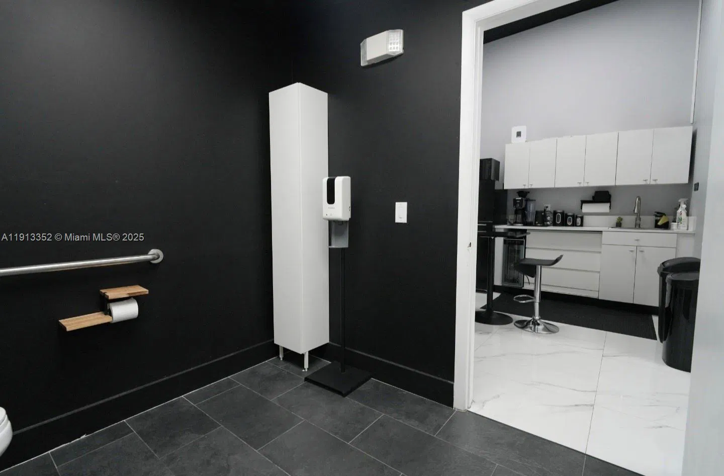 Thriving Hair Salon with Turnkey Operations